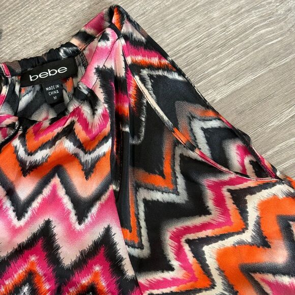 Bebe Boho Chic Tunic Blouse M Bell Sleeve Cold Shoulder Zigzag Chain Fringe Belt - Picture 6 of 9